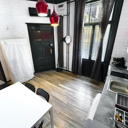 Rakoczi Road Location *